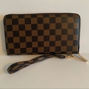 Super cute wristlet wallet checkered brown L